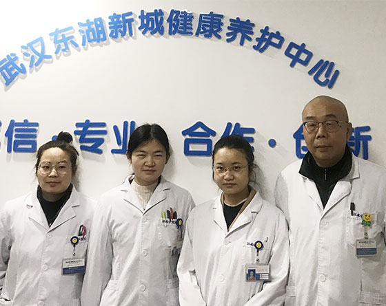 武漢養老院白衣護航